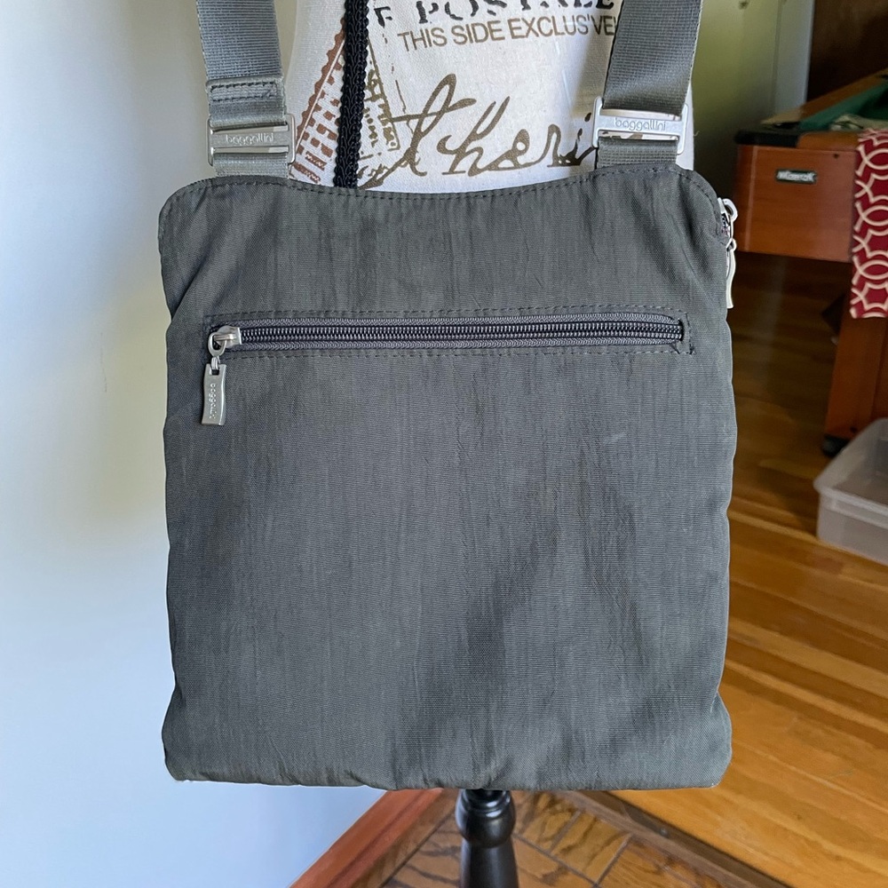 Baggallini Crossbody Bag with Detachable Wristlet - Picture 4 of 9